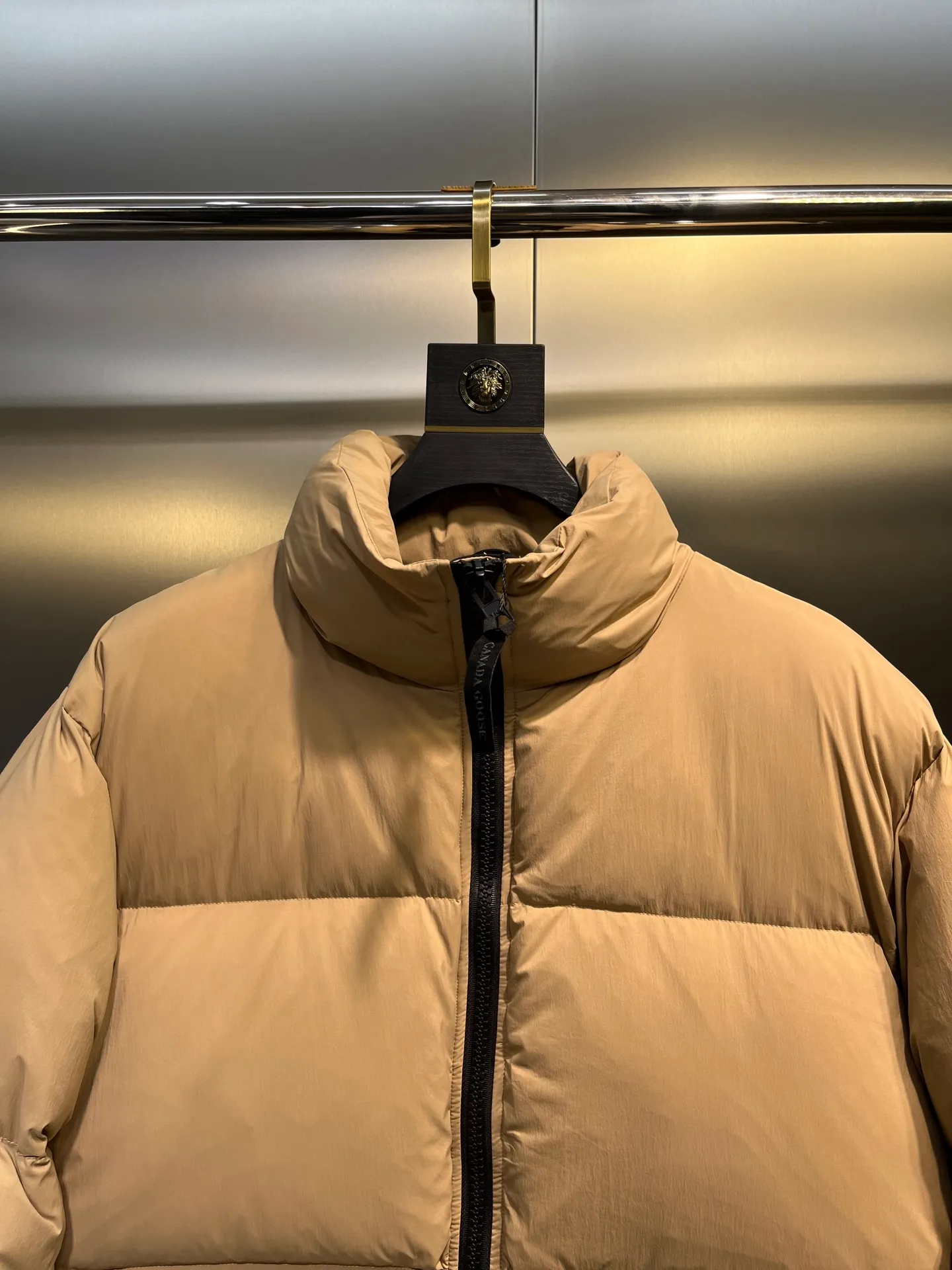 P800 Canada gooes】Large Goose Sleeve Stand Collar Down Jacket The Lawrence Down Jacket provides essential protection for everyday adventures. Delicately soft fabric, this is a water-repellent fabric that is soft to the touch yet durable. Filled with extremely fluffy white duck down. This piece has a quilted body and structured down. Padded collar and reflective double-stripe grip tape. Extended hem and tucked-in inner rib-knit cuffs.  Size: XS-2XL